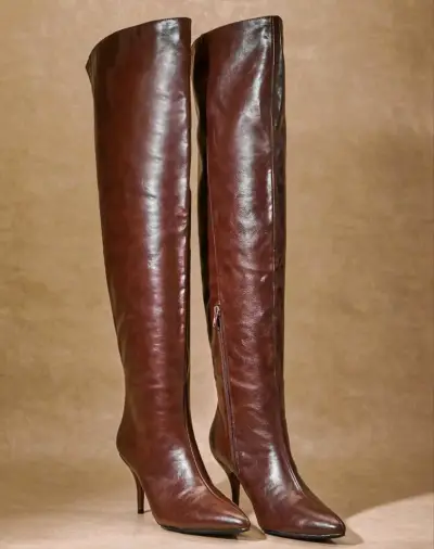 Botas sobre la rodilla café chocolate tacón fino - miniatura 1