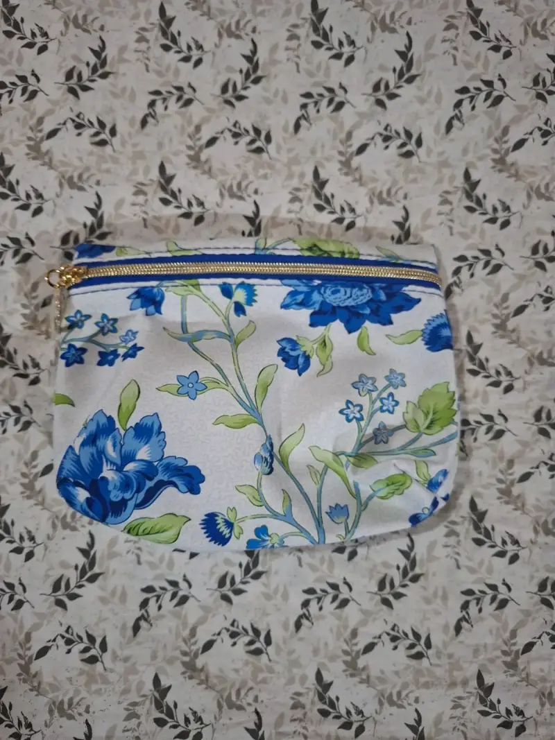 Cosmetiquero azul con flores