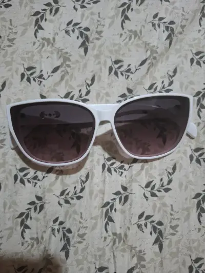 Lentes de sol blancos - miniatura 2