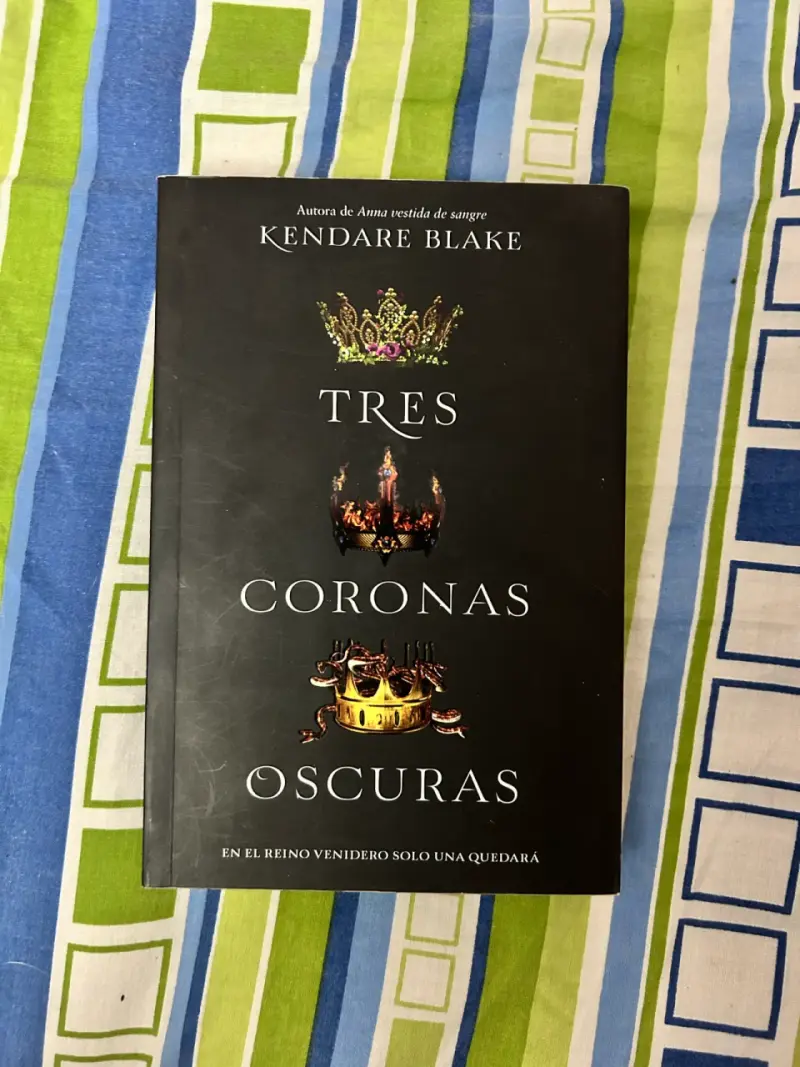Libro original Tres coronas oscuras