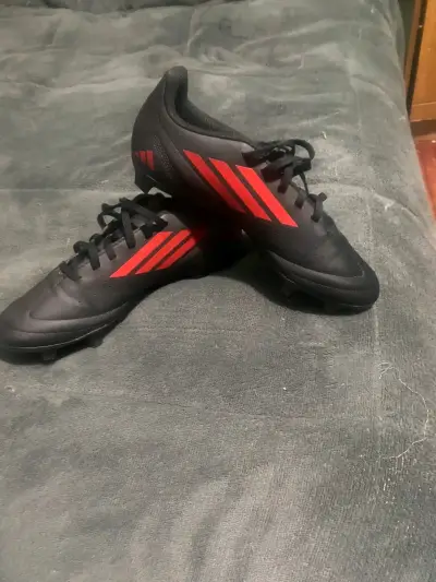 Zapato de futbol marca adidas con toperol - miniatura 1