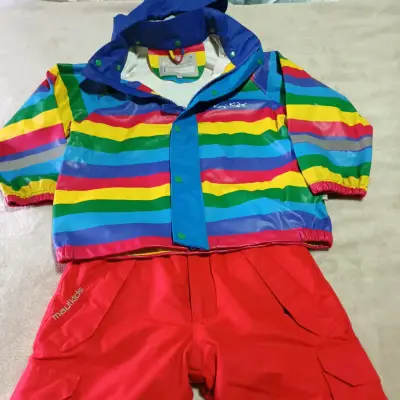 Conjunto Shubasquero kozi kids y pantalón talla 6 - miniatura 1