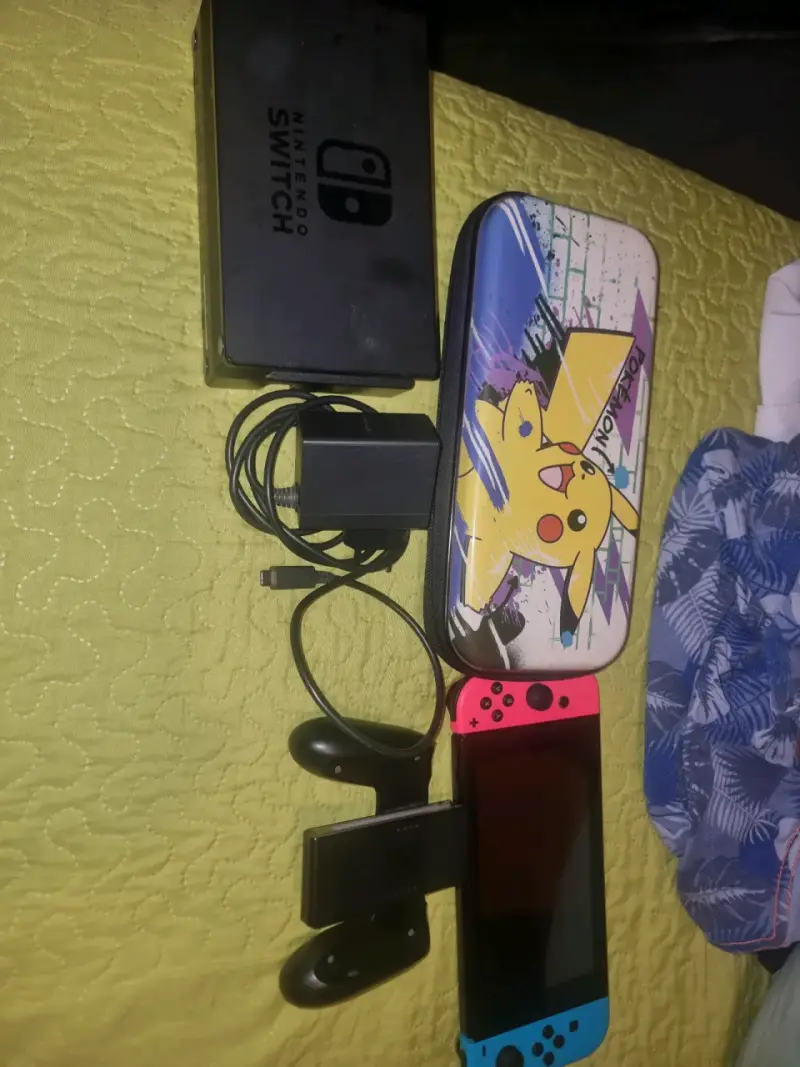 Nintendo Switch con funda Pokémon v2