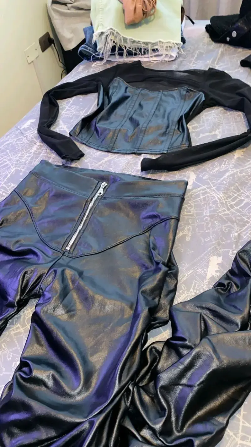 Conjunto de cuero sintético negro - 1