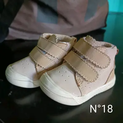 Botas y zapatillas - miniatura 2