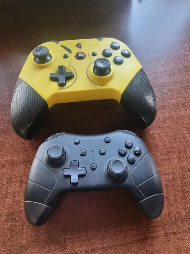 Dos controladores de juego
