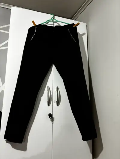 Pantalones negros con cremallera - miniatura 1
