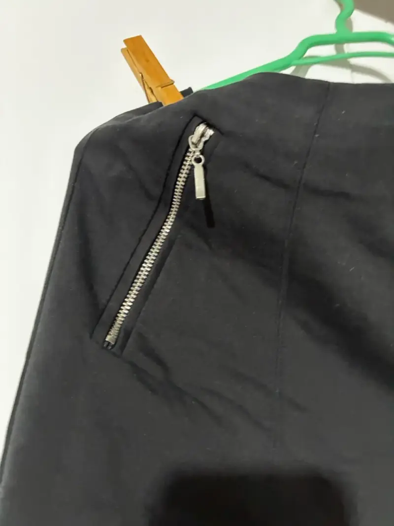 Pantalones negros con cremallera - 2