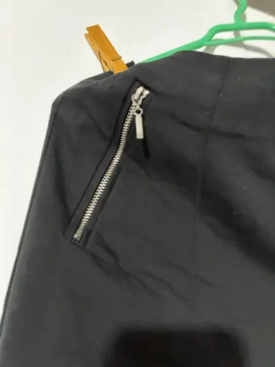 Pantalones negros con cremallera - miniatura 2