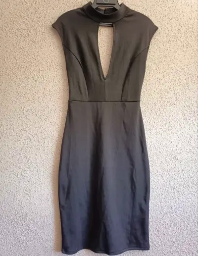 Vestido negro con abertura frontal - miniatura 1