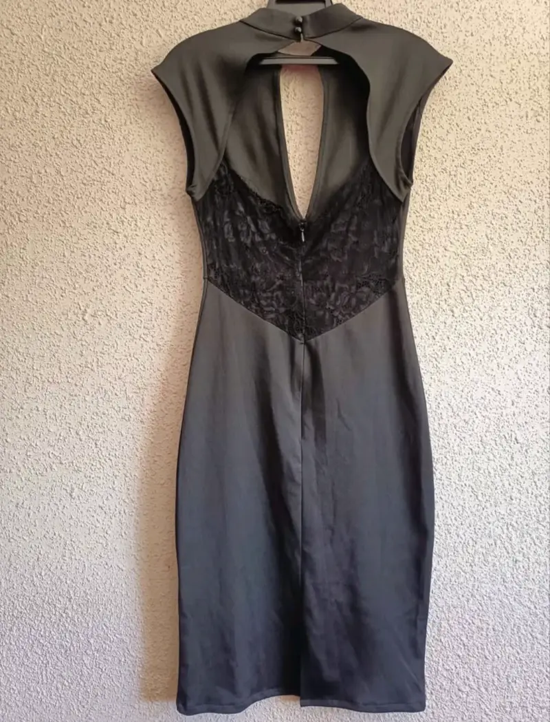 Vestido negro con abertura frontal - 2