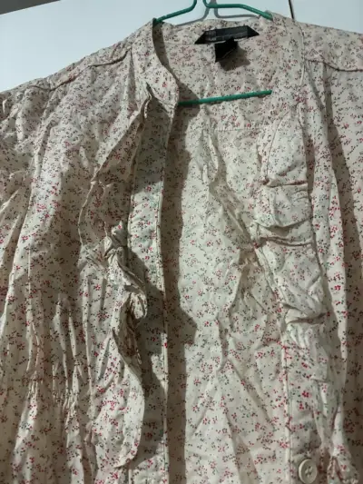 Blusa floral beige de mujer - miniatura 2