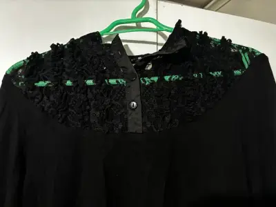 Blusa negra encaje - miniatura 2