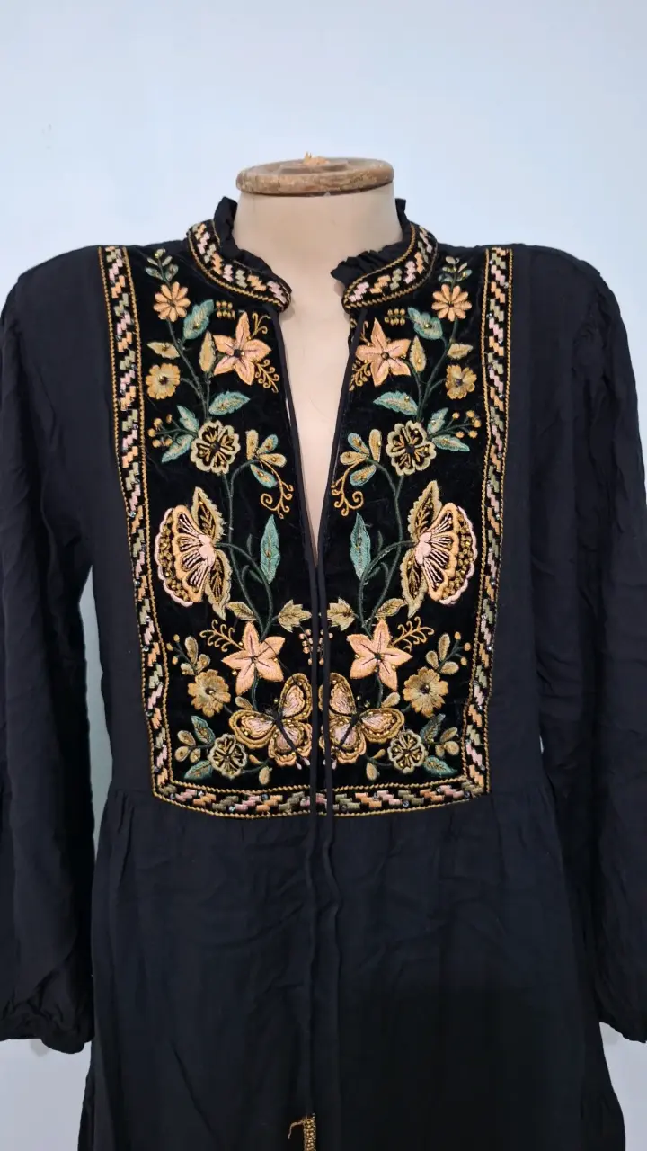 Vestido bordado negro bohemio mara Sfera - 2