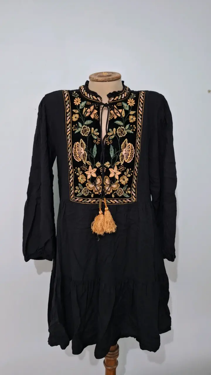 Vestido bordado negro bohemio mara Sfera - 3