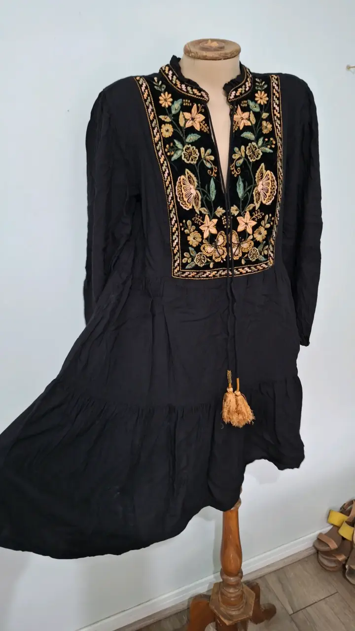 Vestido bordado negro bohemio mara Sfera - 4