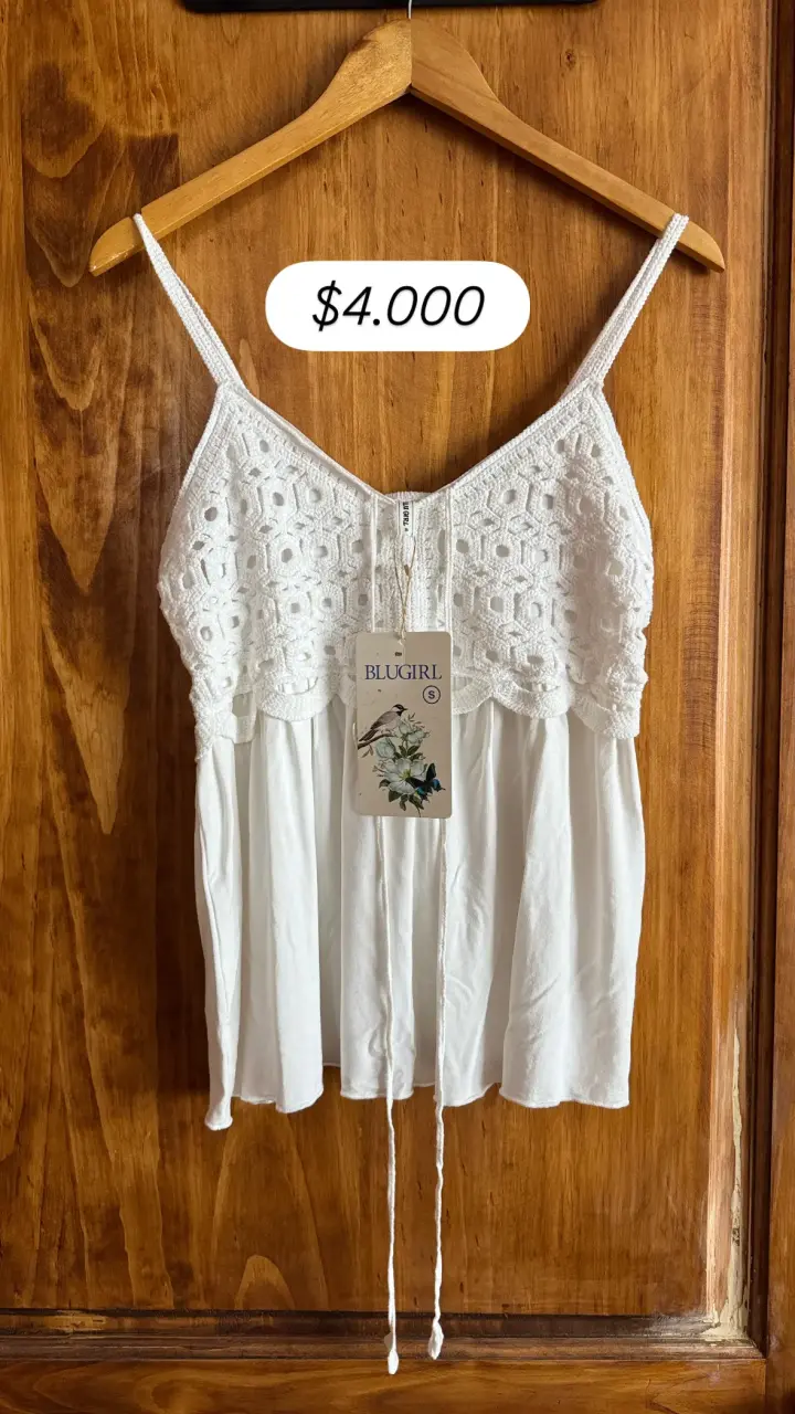 Variedad de poleras y falda - 3