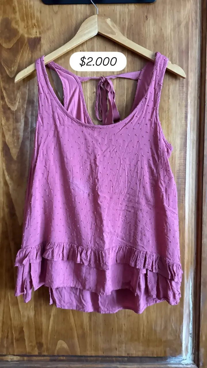 Variedad de poleras y falda - 5