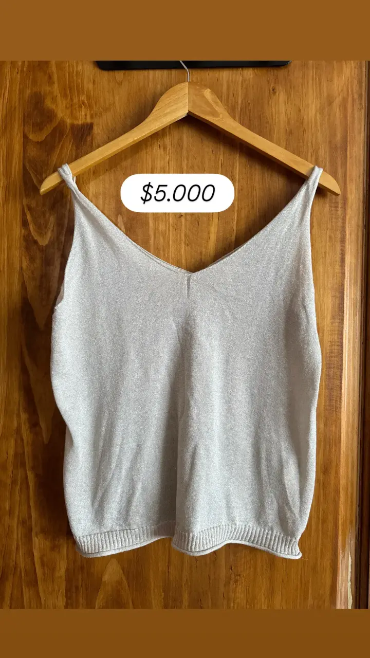 Variedad de poleras y falda - 6