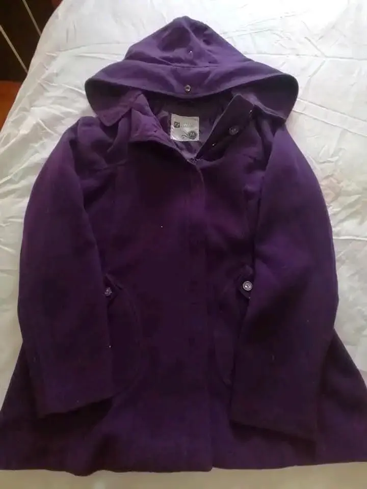 Abrigo morado con capucha - 1