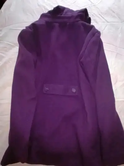 Abrigo morado con capucha - miniatura 2