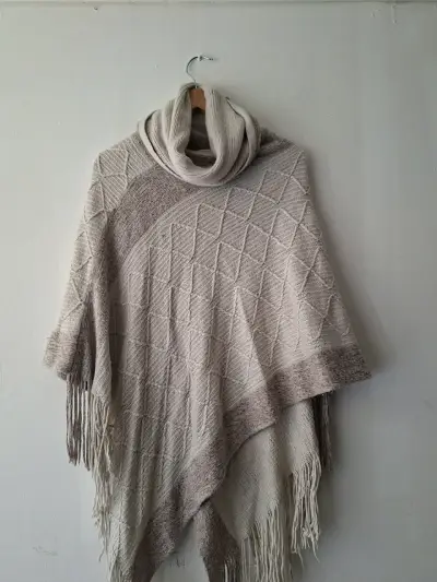 Poncho, chalecos y vestido tejidos - miniatura 1