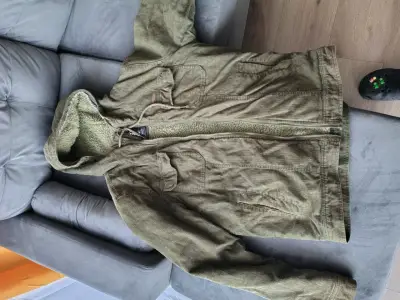 Chaqueta verde con capucha - miniatura 1