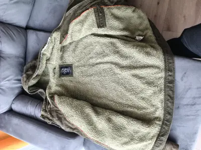Chaqueta verde con capucha - miniatura 3