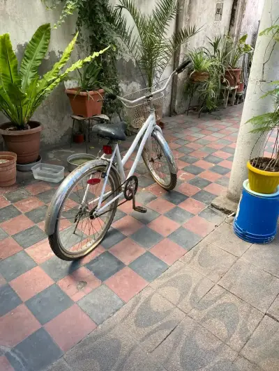 Bicicleta urbana blanca - miniatura 4