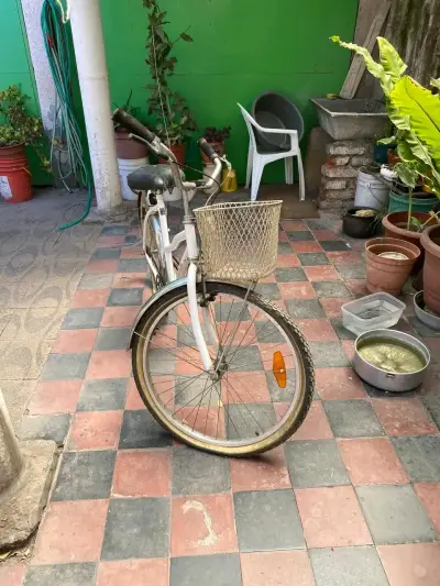 Bicicleta urbana blanca - miniatura 5