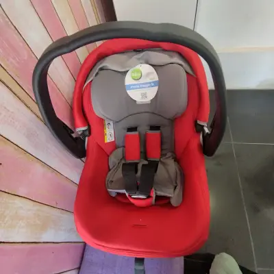 Silla de auto roja y gris - miniatura 1