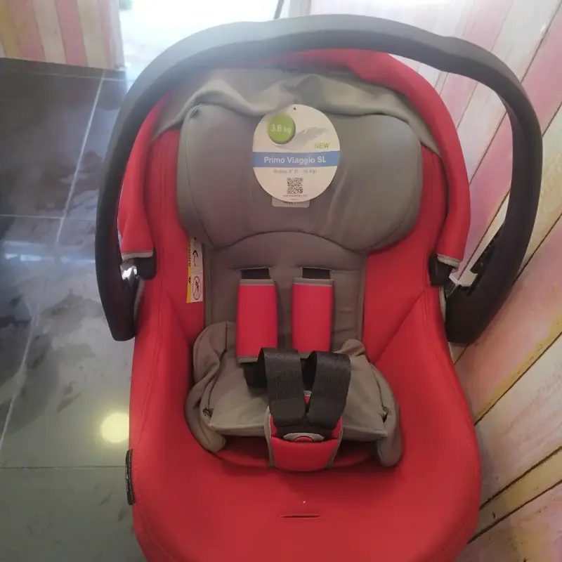 Silla de auto roja y gris - 2