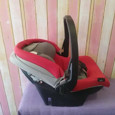 Silla de auto roja y gris - miniatura 3
