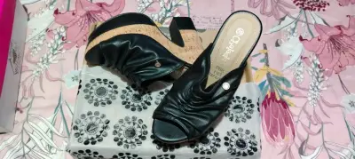 Tacones negros de corcho - miniatura 3