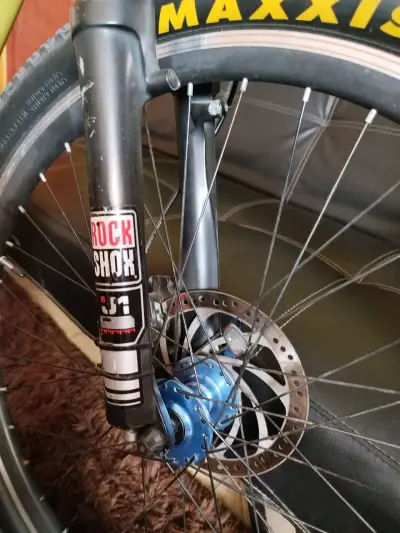 Bicicleta de montaña amarilla - miniatura 5