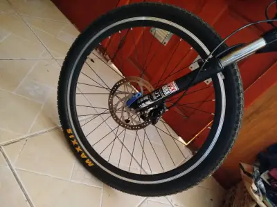 Bicicleta de montaña amarilla - miniatura 6