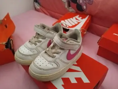 Zapatillas Nike blancas con rosado y blancas - miniatura 1
