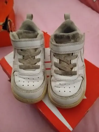 Zapatillas Nike blancas con rosado y blancas - miniatura 3