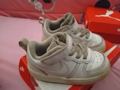 Zapatillas Nike blancas con rosado y blancas - miniatura 4