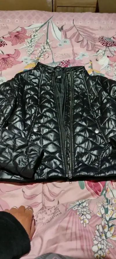 Chaqueta acolchada negra para mujer - miniatura 2