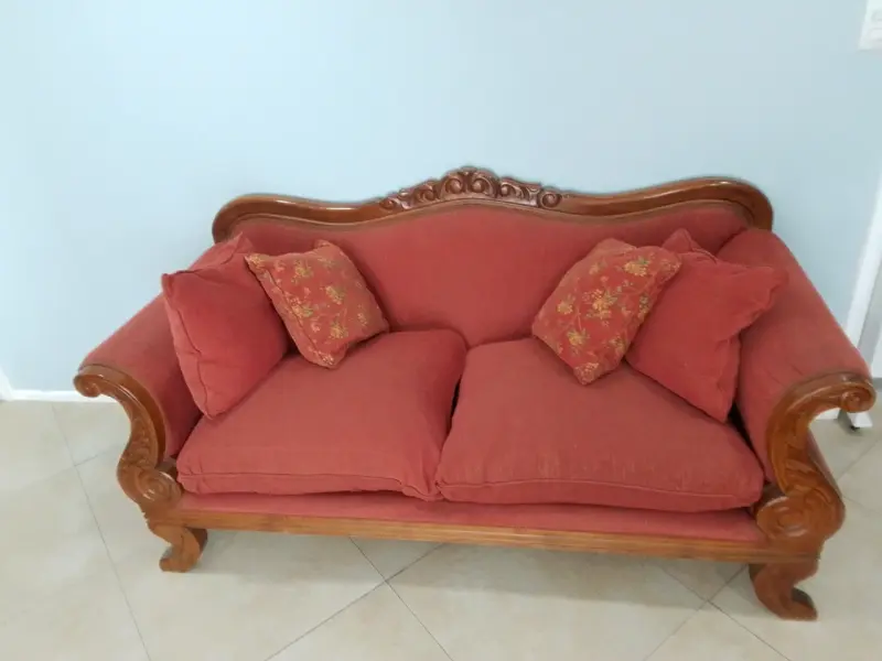 Sofá clásico de madera y tela roja