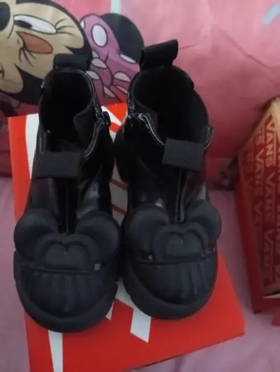 Botines negros  con diseño Mickey Mouse - miniatura 1