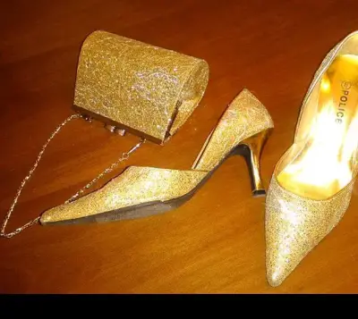 Zapatos de tacón y cartera dorados brillantes - miniatura 1
