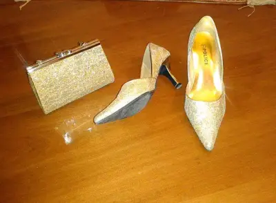 Zapatos de tacón y cartera dorados brillantes - miniatura 2