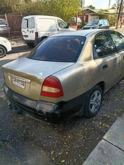 Auto sedán usado dorado - miniatura 1