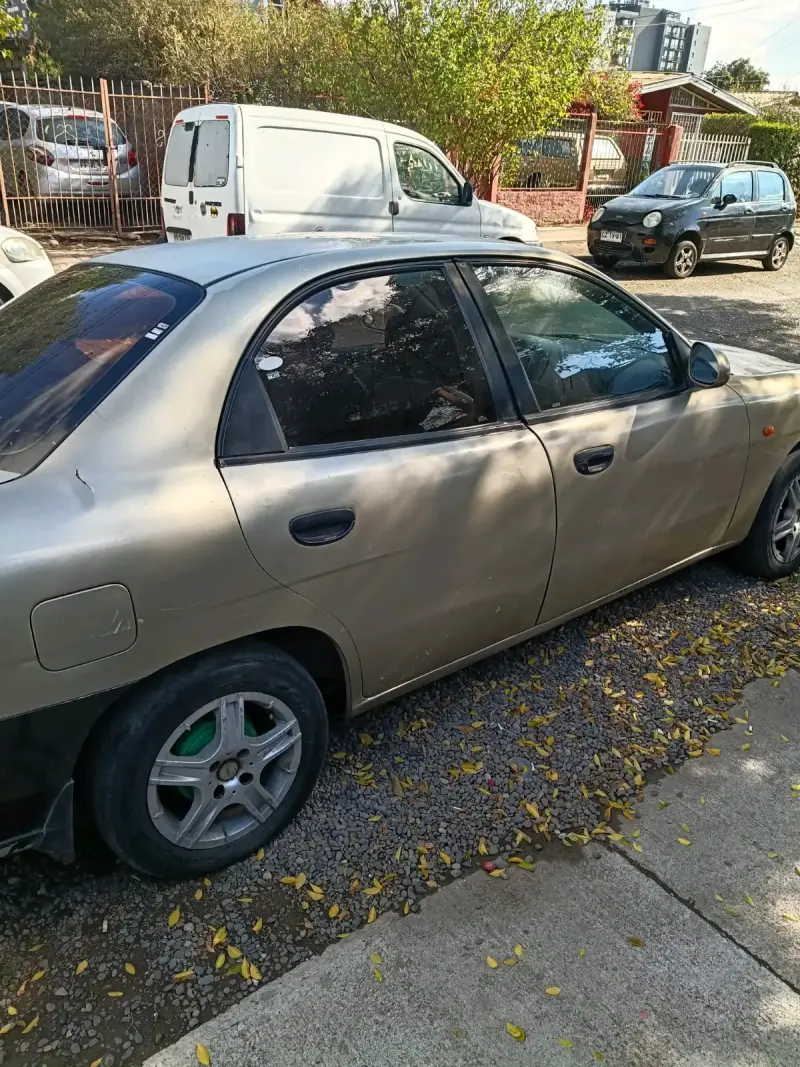 Auto sedán usado dorado - 2
