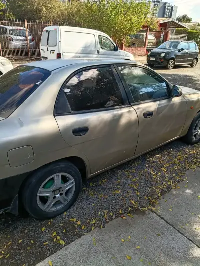 Auto sedán usado dorado - miniatura 2