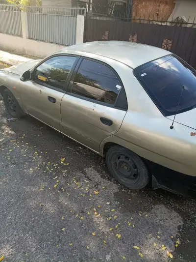 Auto sedán usado dorado - miniatura 3