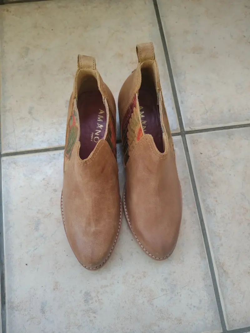 Botine de cuero marrones con estampado - 2