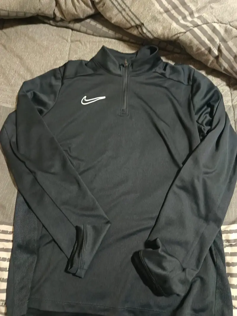 Polera deportiva Nike negra